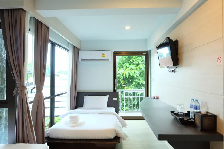 ห้องดีลักซ์ เตียงแฝด พร้อมระเบียง