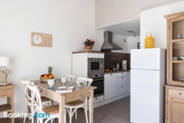 设有阳台的舒适公寓