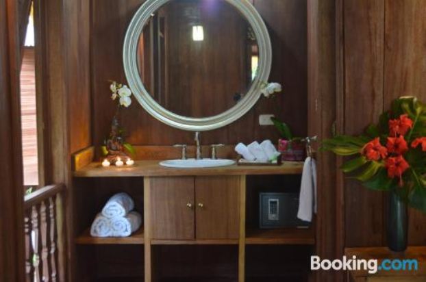 带阳台和海景的豪华双人房