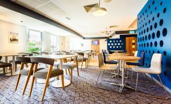 Holiday Inn Express Portsmouth Gunwharf Quays, an IHG Hotel - Housity