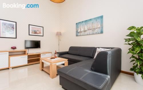 带阳台的两卧室公寓