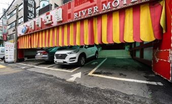 River Motel