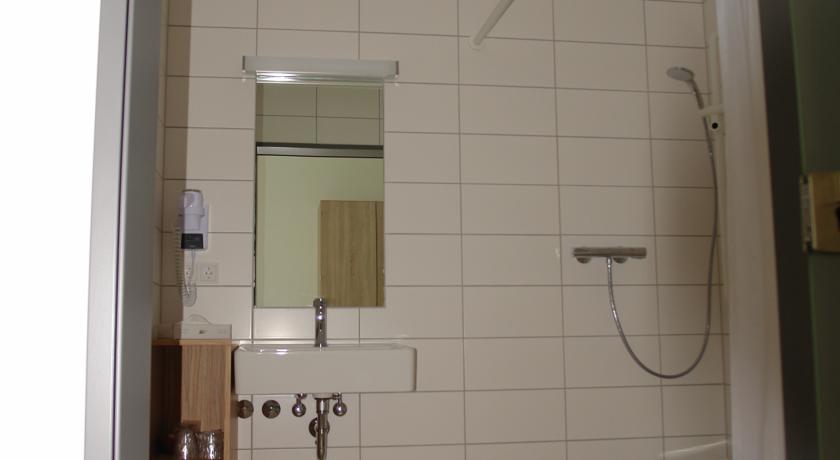 带湖景的双人间