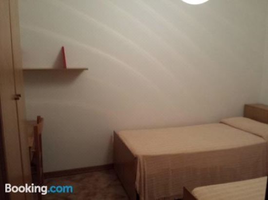 双卧室湖景公寓