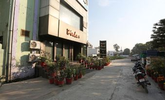 OYO Hotel Good Times - Housity