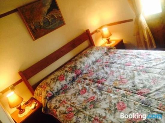 带邻门私人浴室的双人房