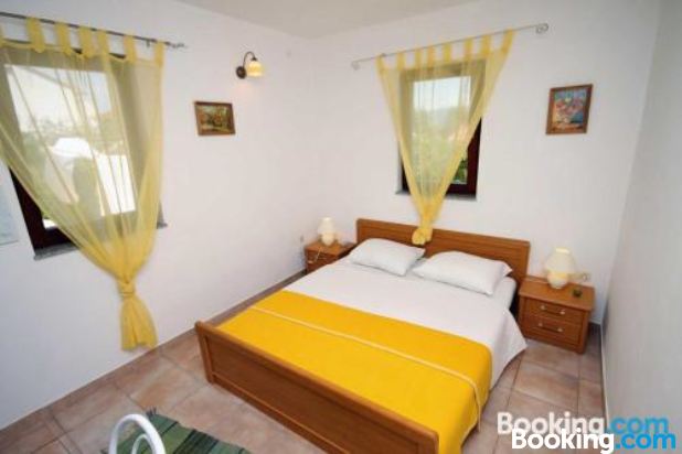 带露台一室公寓