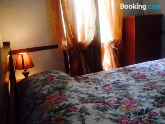 带邻门私人浴室的双人房