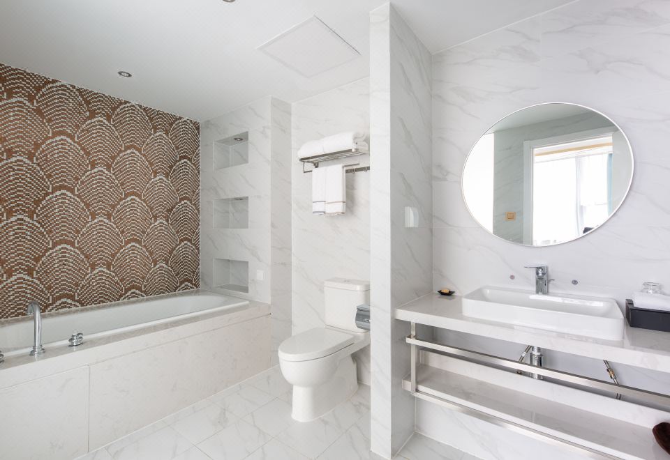 法式优雅江景豪华套房