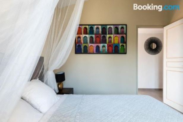 设有阳台的舒适公寓