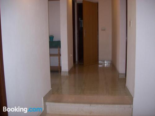 带阳台和海景的两卧室公寓