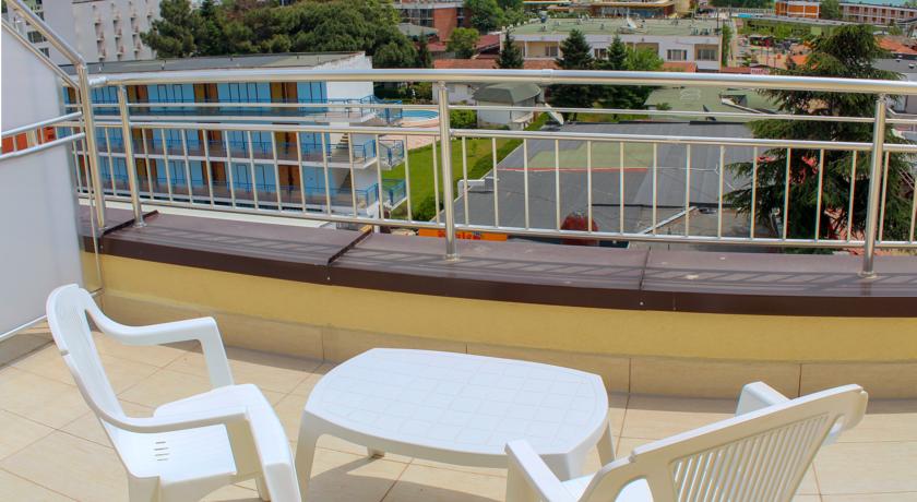 带阳台的小型套房