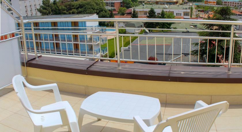 带阳台的小型套房