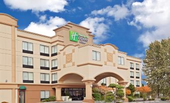 Holiday Inn Express & Suites Tacoma