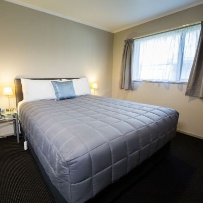 Premium Suite, 1 Bedroom (Queen Shower Suite)