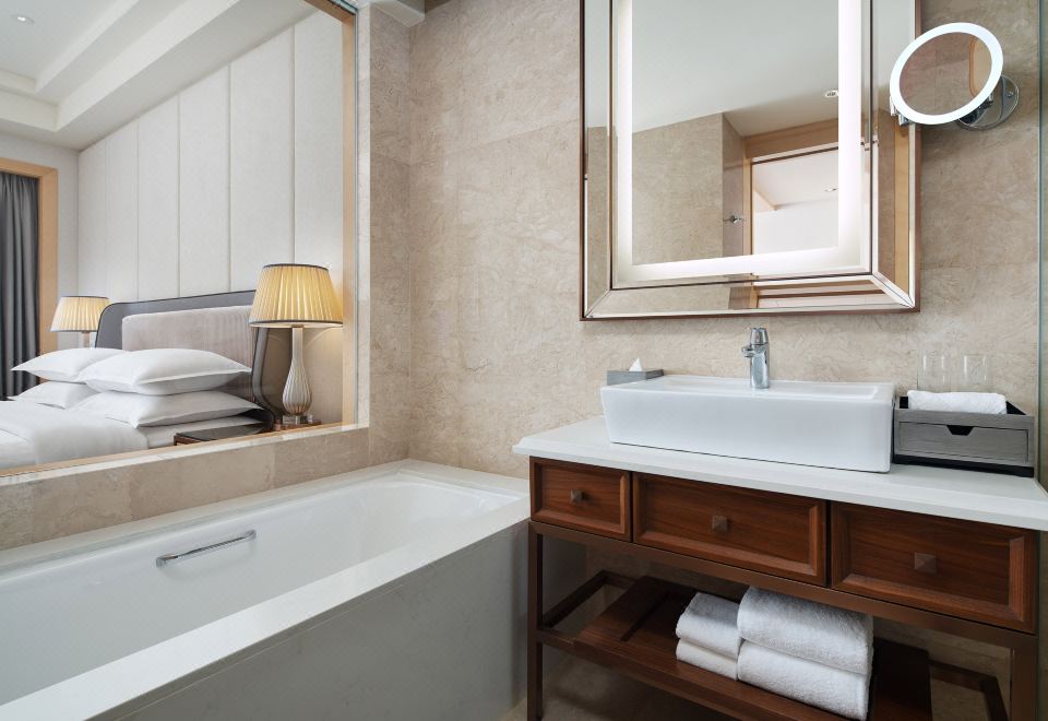 行政豪华特大床房