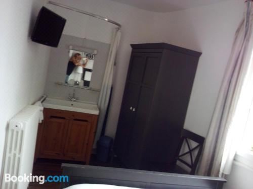 双人间配有共用淋浴和衞生间