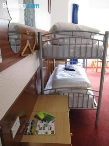 女生宿舍房中的单人床