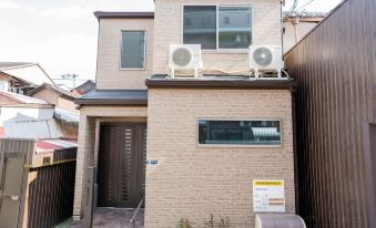 10 minutes from Namba Station  Directly from the airport  A176-2