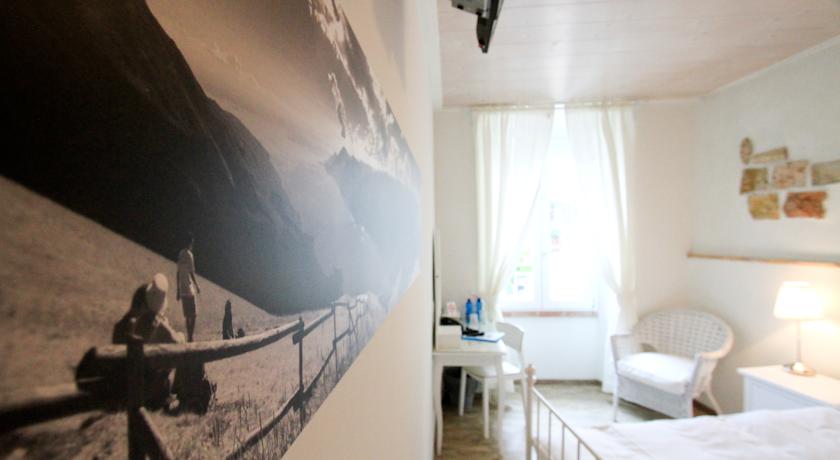 带湖景的双人间