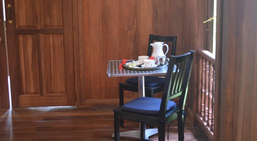 带阳台和海景的豪华双人房