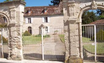 Chateau la Gentilhommiere du Puits Notre-Dame 30 Rue de l'Eglise 24110 Saint Leon Sur l'Isle