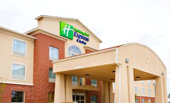 Holiday Inn Express & Suites Shamrock North - Housity