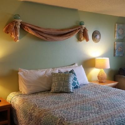 (D) Signature Room, 1 King Bed, Kitchen, Ocean View (No Children or Pets)
