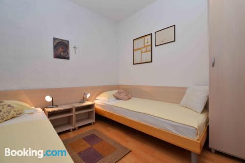 带阳台和海景的两卧室公寓