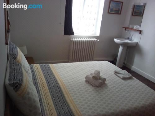 双人间配有共用淋浴和衞生间