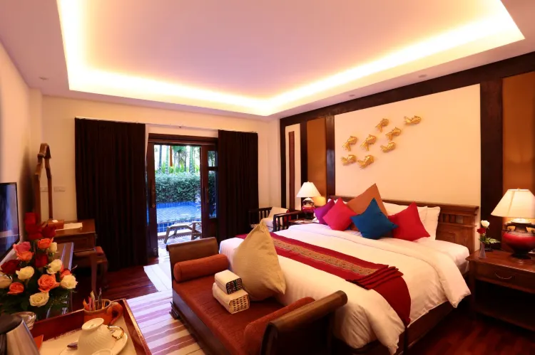 ห้องดีลักซ์ เตียงใหญ่ พร้อมทางลงสระว่ายน้ำ