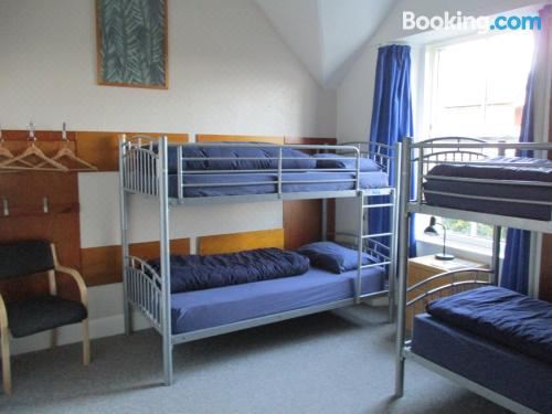 女生宿舍房中的单人床