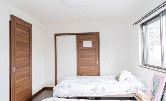 10 minutes from Namba Station  Directly from the airport  A176-2