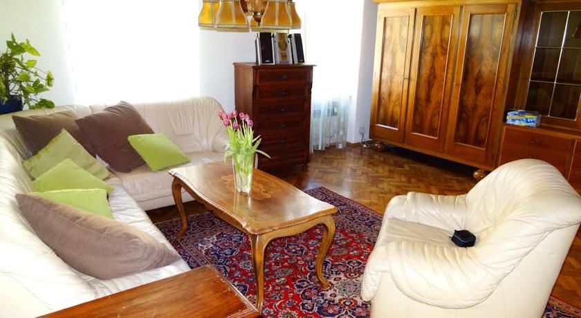 带露台的三卧室公寓