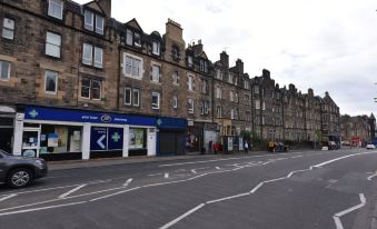 First - Meadowbank House Apartment