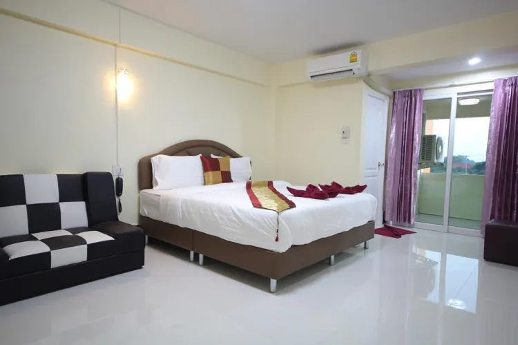 ห้องเตียงใหญ่ พร้อมระเบียง