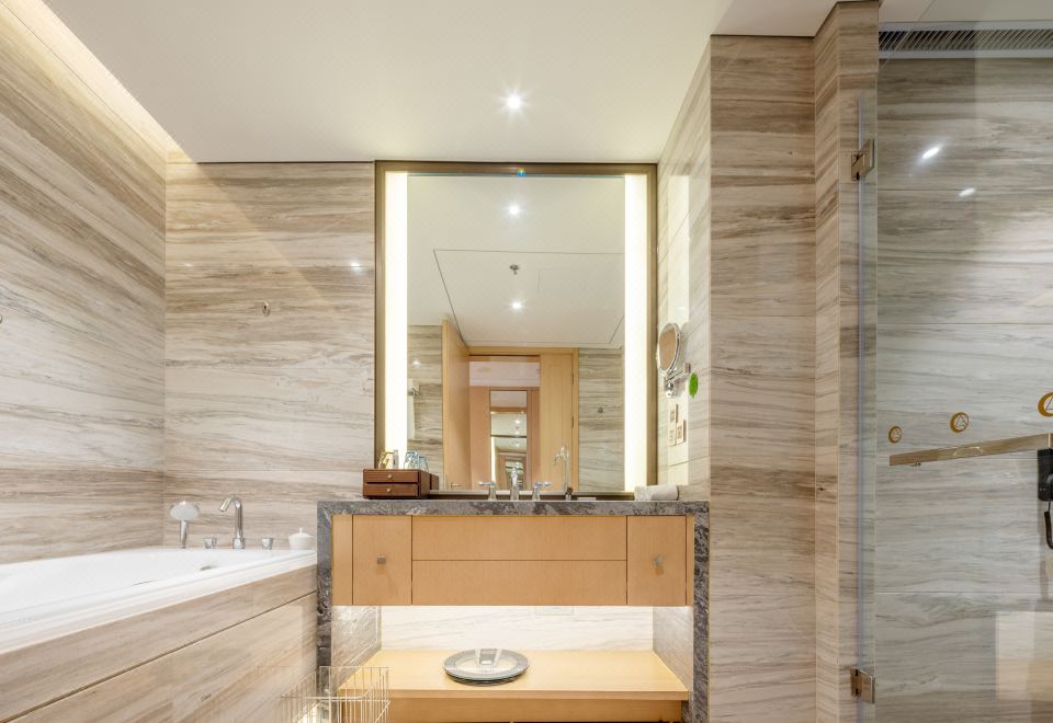 豪華大床房-欣賞城市靜謐中的園林景緻