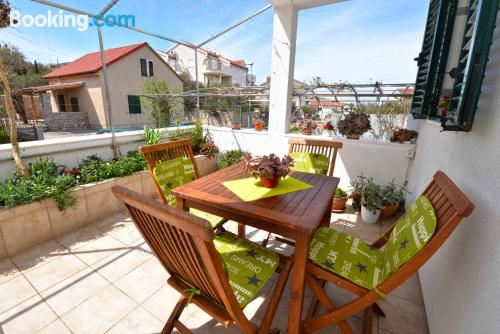 带阳台和海景的两卧室公寓