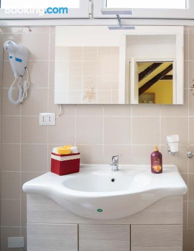 带阳台的两卧室公寓