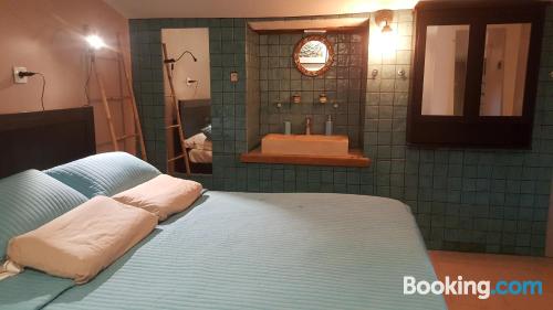 带按摩浴缸的家庭两卧室房