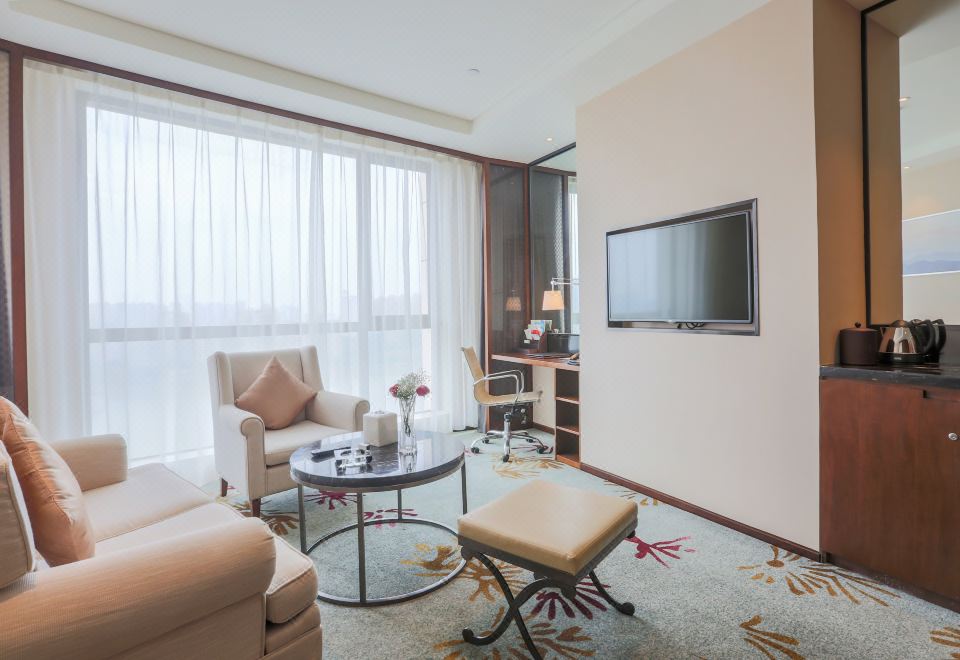Superior Suite - 1-Room, Lake-View (1 living room)