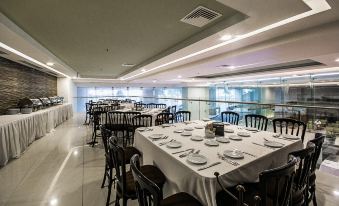 a large dining room with multiple tables and chairs arranged for a group of people to enjoy a meal at Four Points by Sheraton Veracruz