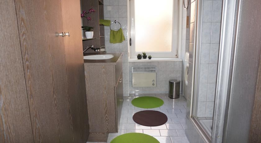 带露台的三卧室公寓