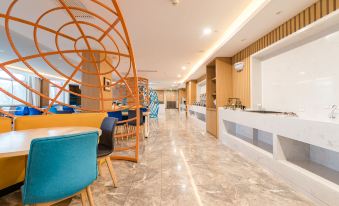 a modern restaurant with wooden booths and chairs , as well as a bar area with a counter at Holiday Inn Express