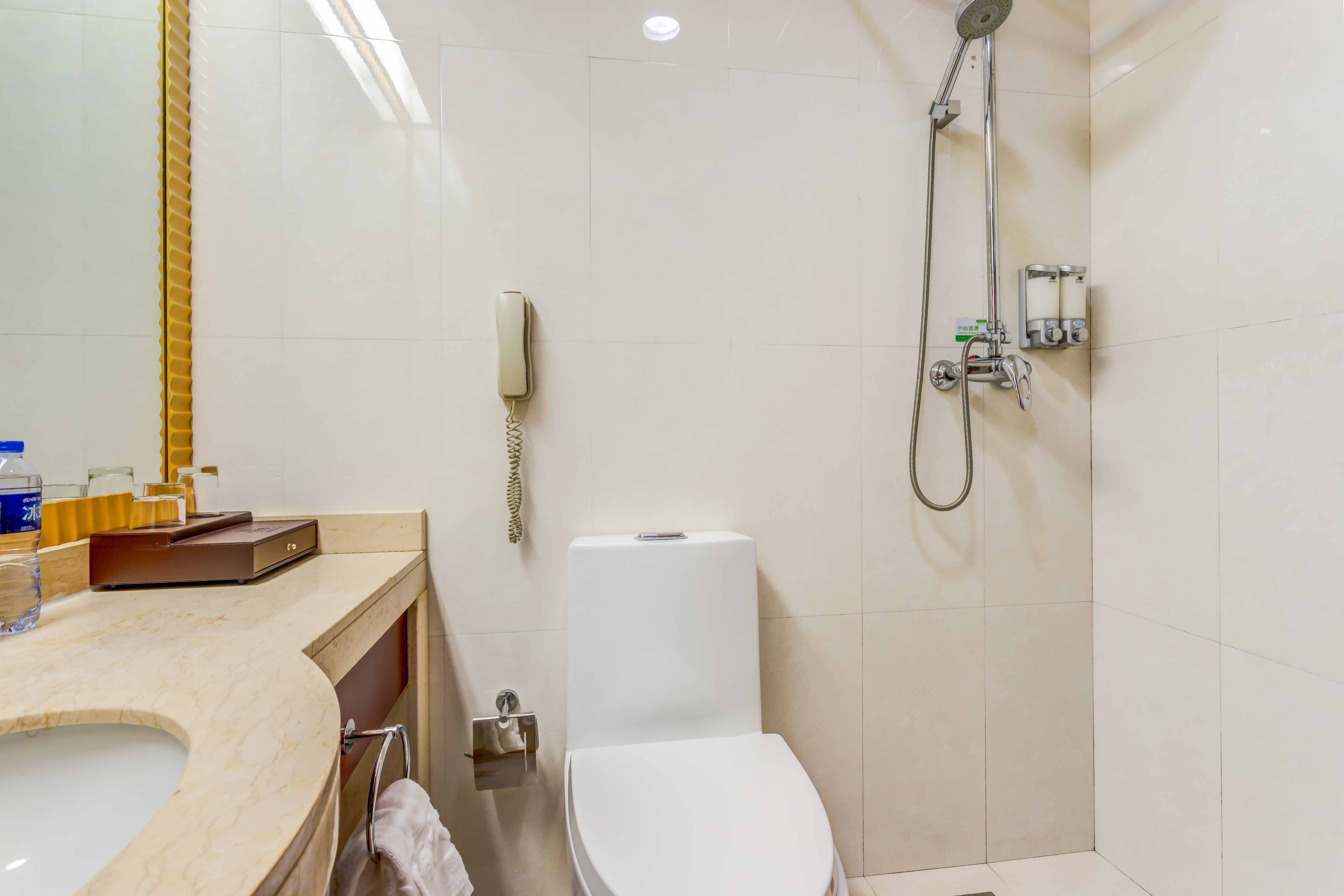 晨曦舒適大床房