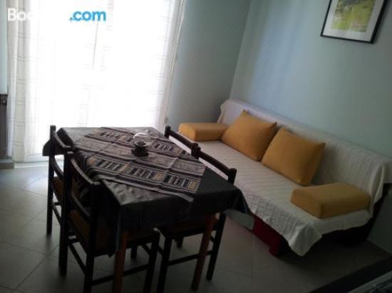 带阳台的两卧室公寓