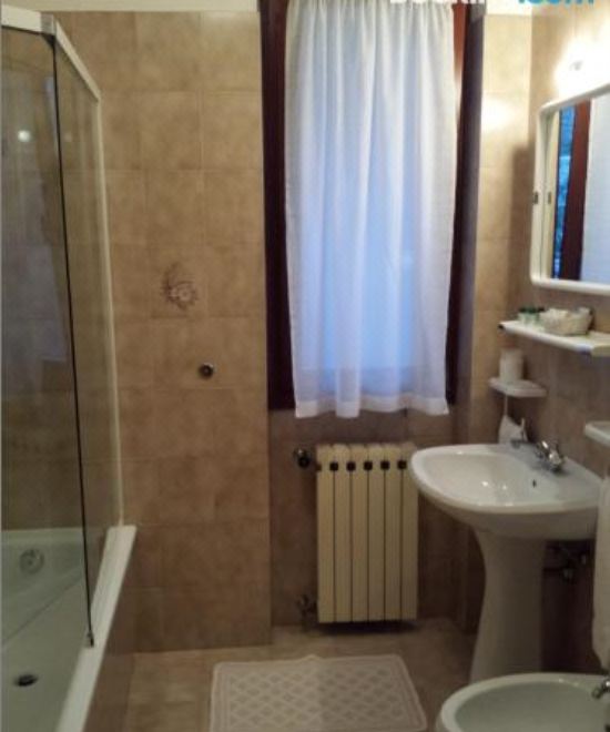 双卧室湖景公寓