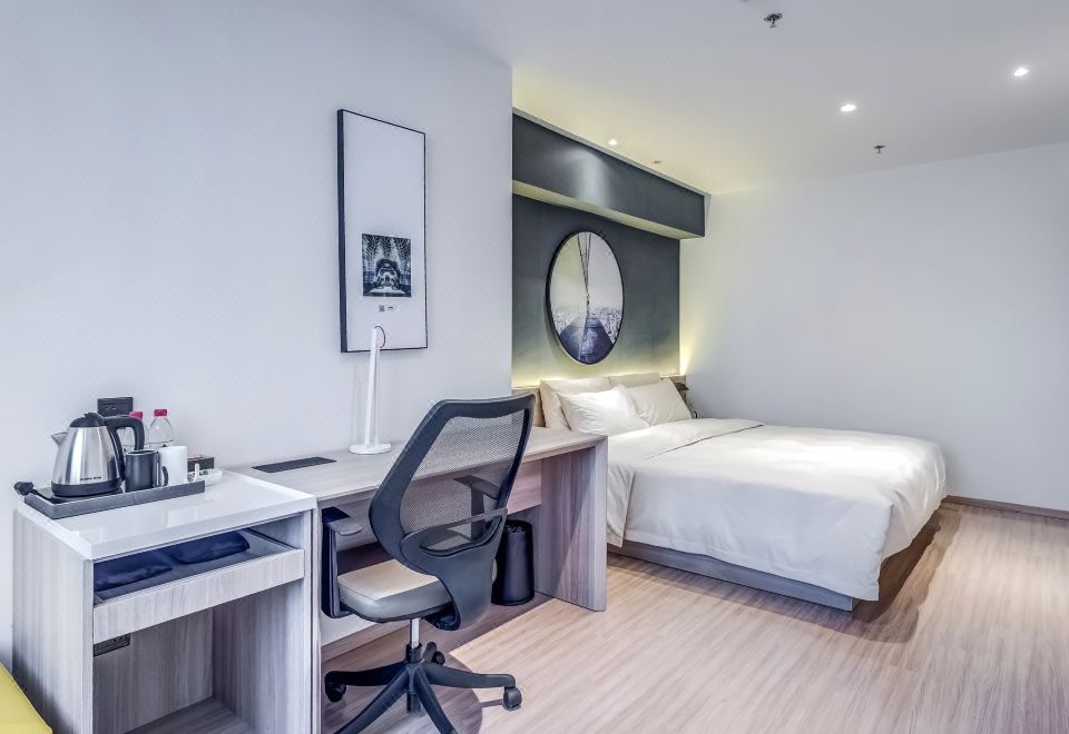 Atour Light (Harbin Central Street)Supreme Double Bed Room With Mobile Screen Casting