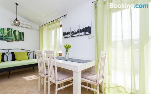 带阳台的两卧室公寓