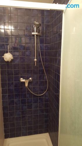 带按摩浴缸的家庭两卧室房